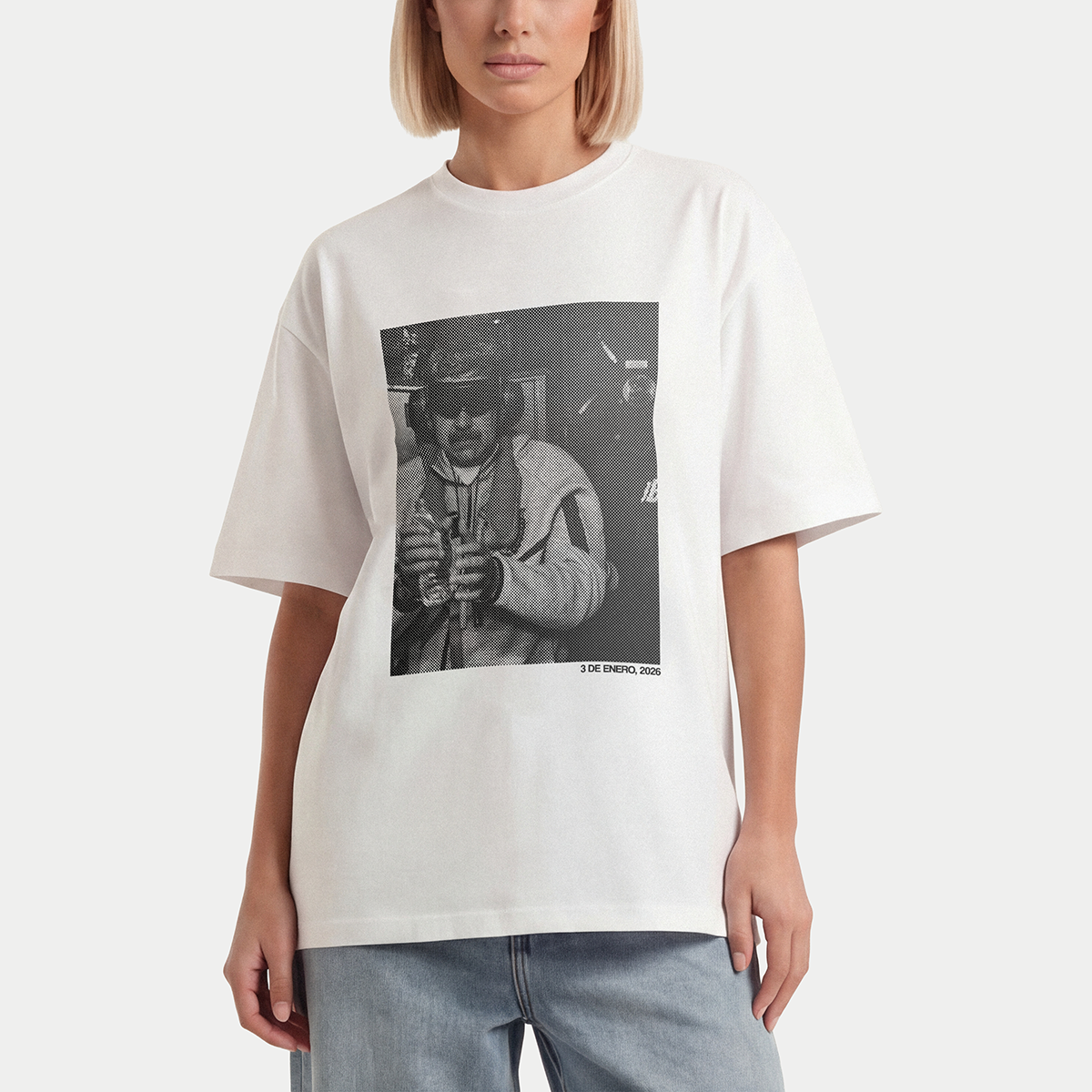 Modelo llevando la camiseta blanca «3 de Enero» de Caracas Merch